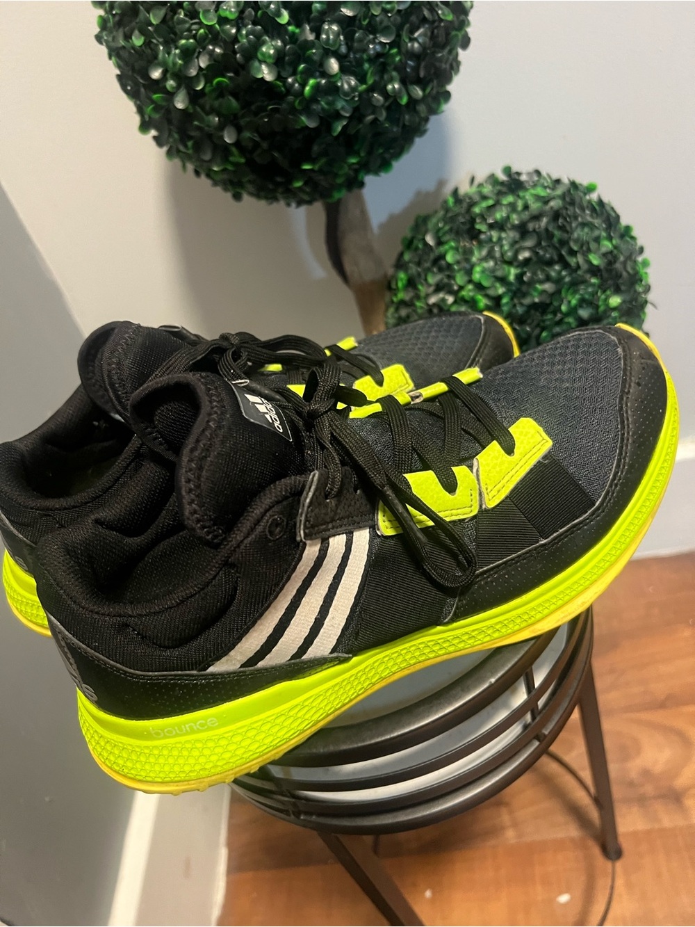adidas Men’s size 10 Lace-Up Low Top Athletic Sneaker Black/Yellow Boost